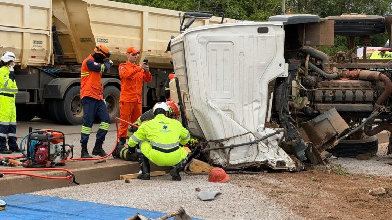 CAMINHONEIRO MORRE APÓS CARRETA TOMBAR NA BR-163, EM SORRISO