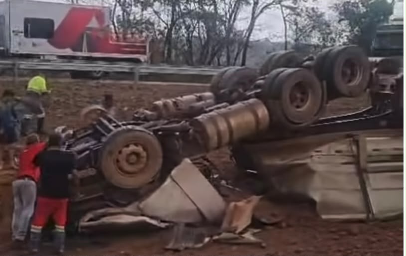 MOTORISTA MORRE APÓS CARRETA CAPOTAR NA BR-364, EM JACIARA