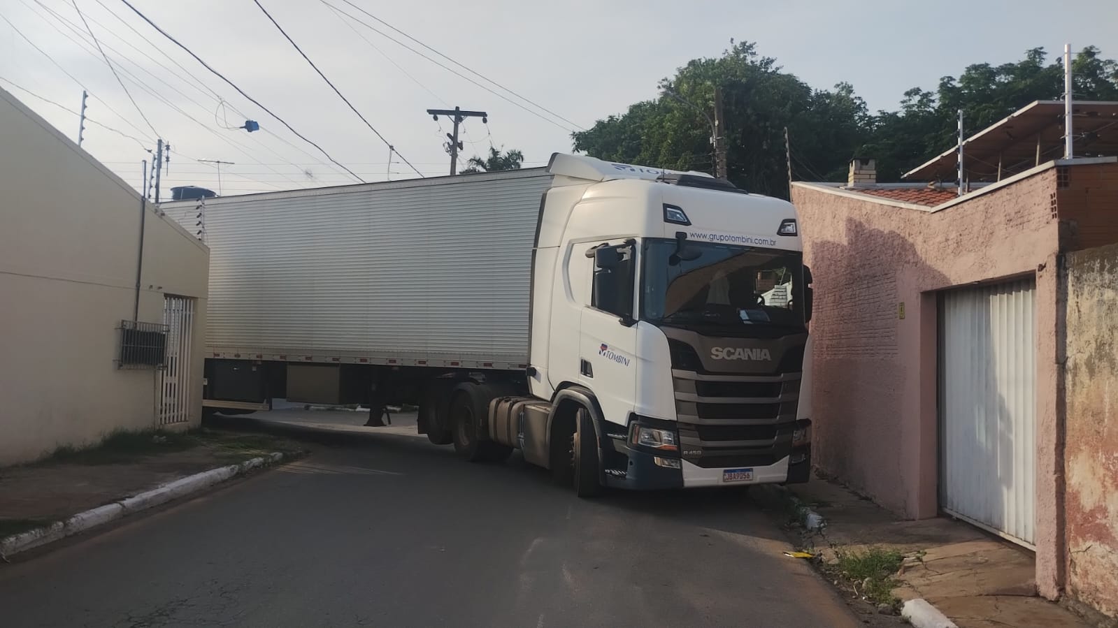 MOTORISTA DE CARRETA É FLAGRADO COM SINAIS DE EMBRIAGUEZ APÓS FICAR PRESO EM RUAS DE VÁRZEA GRANDE
