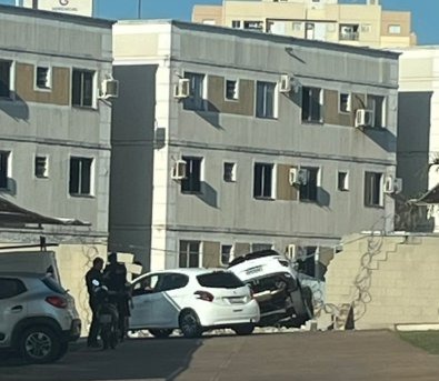 MOTORISTA COM TORNOZELEIRA ELETRÔNICA DERRUBA MURO DE CONDOMÍNIO E FOGE EM CUIABÁ