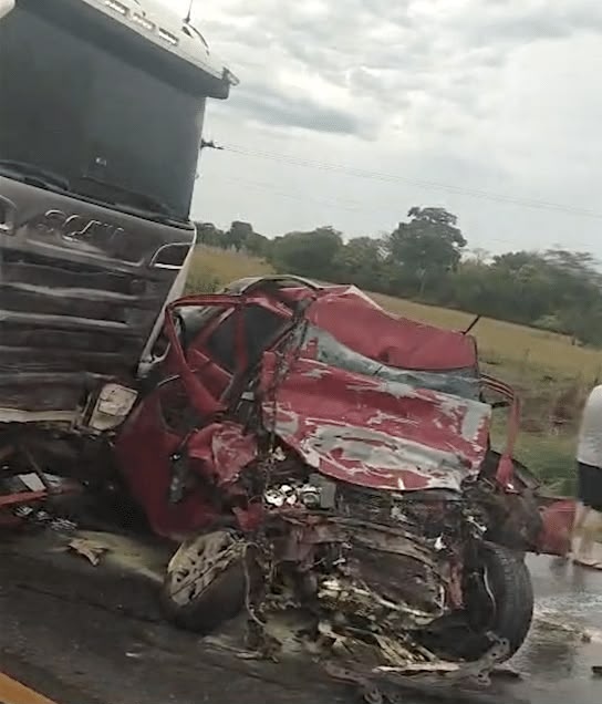 DUAS PESSOAS MORREM EM ACIDENTE ENTRE CARRETA E FIAT STRADA NA BR-163 EM ROSÁRIO OESTE