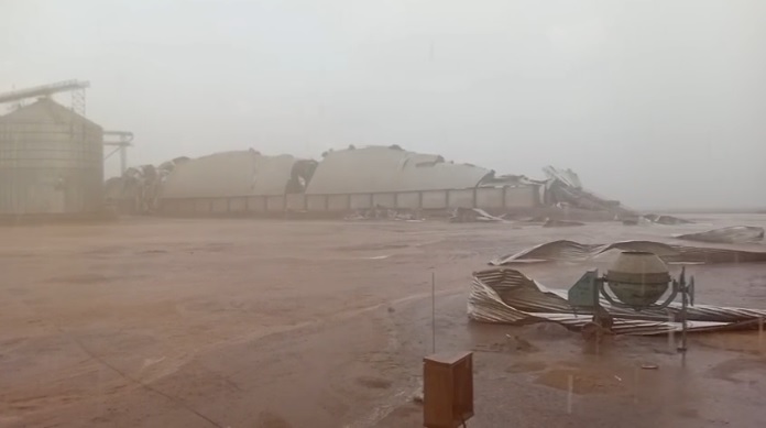 Temporal destrói silo e danifica armazéns de grãos em Cláudia