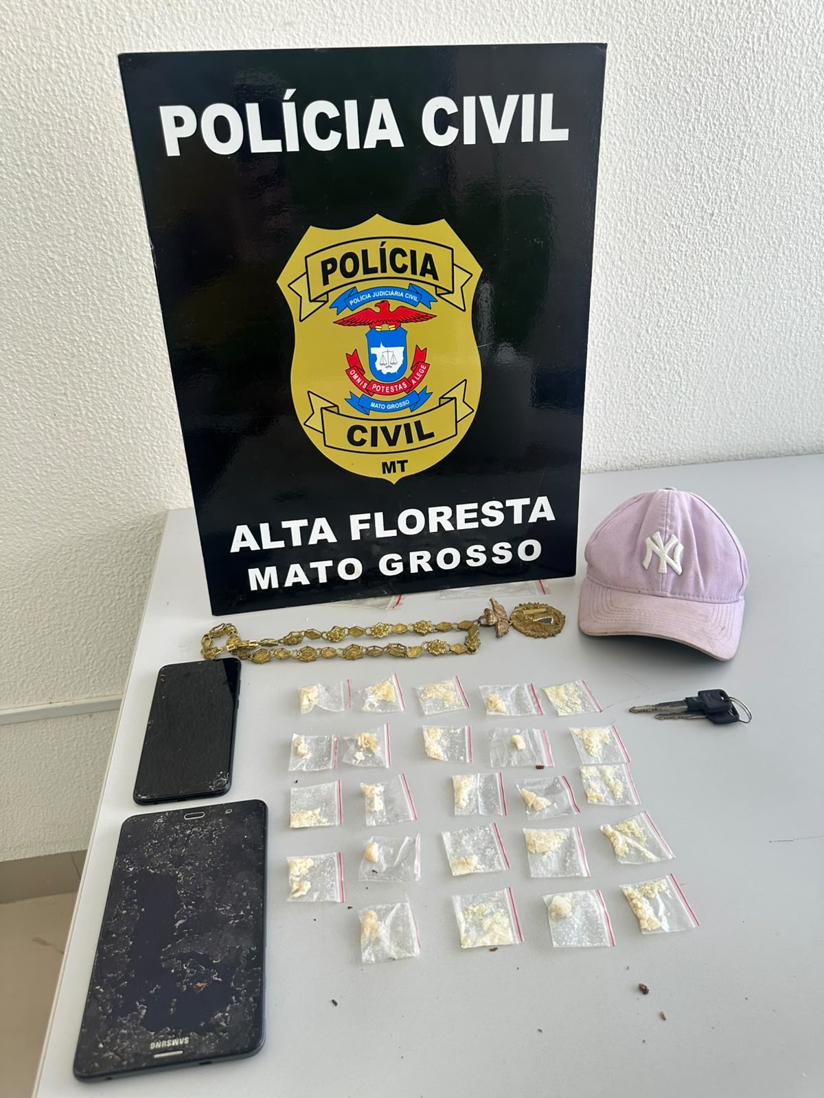 JOVEM É PRESO APÓS POLÍCIA ENCONTRAR 20 CELULARES E DROGAS ESCONDIDOS EM COLCHÃO ENVIADO A PRESO EM MT