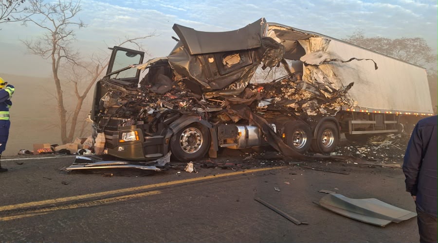 TRÁFEGO BLOQUEADO NA BR-364 APÓS COLISÃO FATAL ENTRE CARRETAS NA SERRA DA PETROVINA