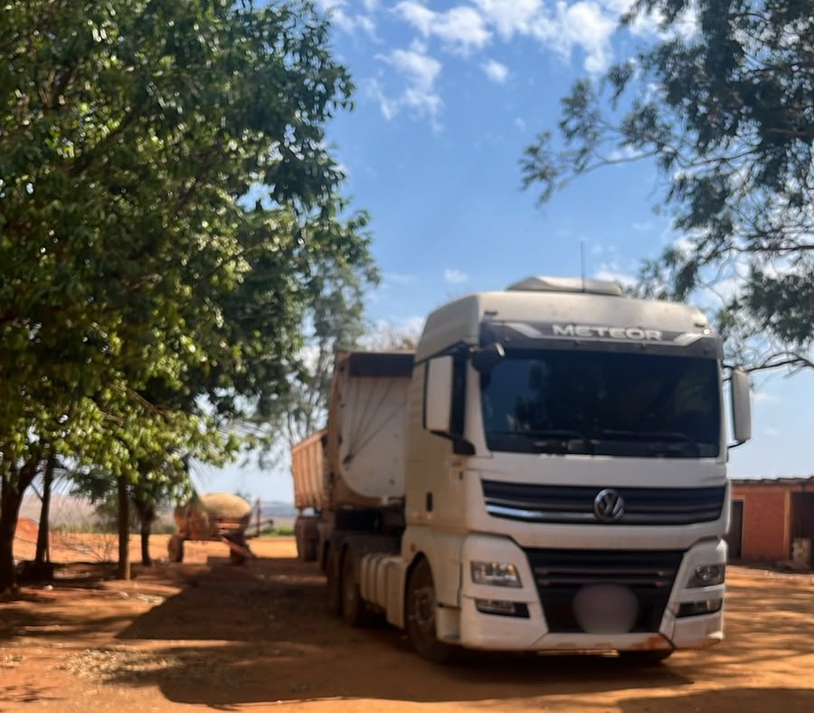 AÇÃO CONJUNTA LOCALIZA DESMANCHE CLANDESTINO E RECUPERA CAMINHÃO ROUBADO EM RONDONÓPOLIS