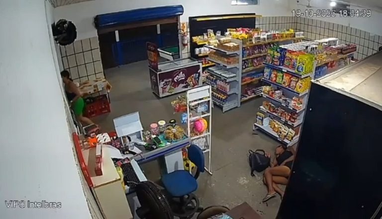 CÂMERA FLAGRA HOMEM MATANDO MULHER COM FACADA NO PEITO DENTRO DE MERCADO EM VÁRZEA GRANDE