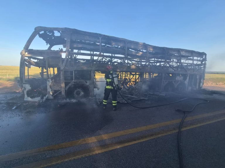 ÔNIBUS DE VIAGEM É DESTRUÍDO POR INCÊNDIO NA BR-070, EM MATO GROSSO
