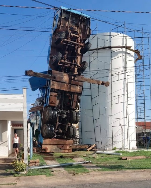 CAMINHÃO-GUINDASTE TOMBA DURANTE REFORMA DE CAIXA-D’ÁGUA E ATINGE DUAS CASAS EM CUIABÁ