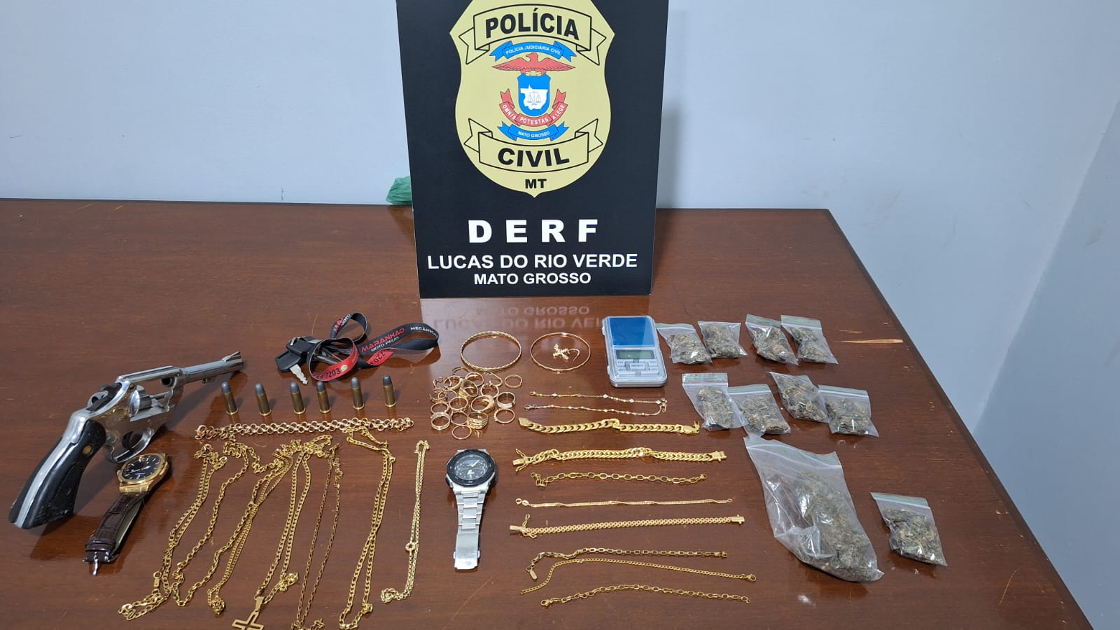 POLÍCIA PRENDE SUSPEITO DE ROUBO A JOALHERIA E MULHER POR TRÁFICO DE DROGAS EM LUCAS DO RIO VERDE