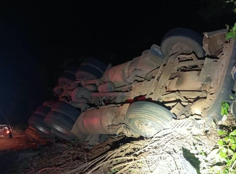 CAMINHÃO COM FERTILIZANTE TOMBA EM CURVA DA MT-344 E DEIXA MOTORISTA FERIDO