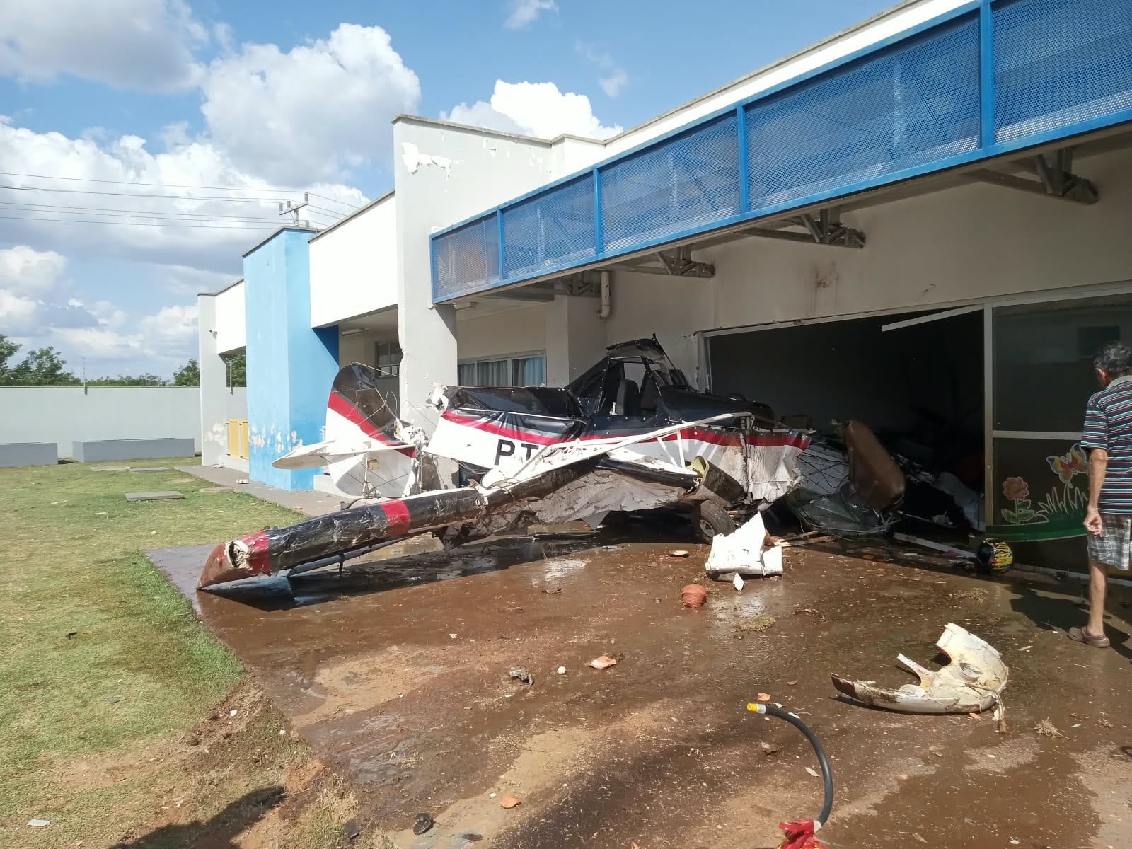 AVIÃO AGRÍCOLA ATINGE POSTO DE SAÚDE E CAI DENTRO DE CRECHE EM CAMPO VERDE