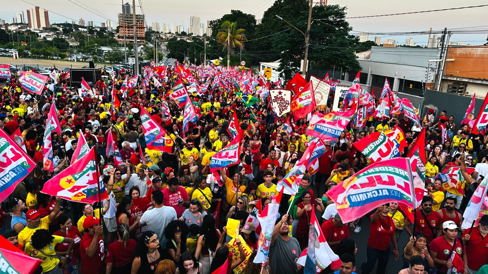 ATO PRÓ-LULA REÚNE LIDERANÇAS E MILITANTES EM CUIABÁ COM APOSTA EM VIRADA NO SEGUNDO TURNO