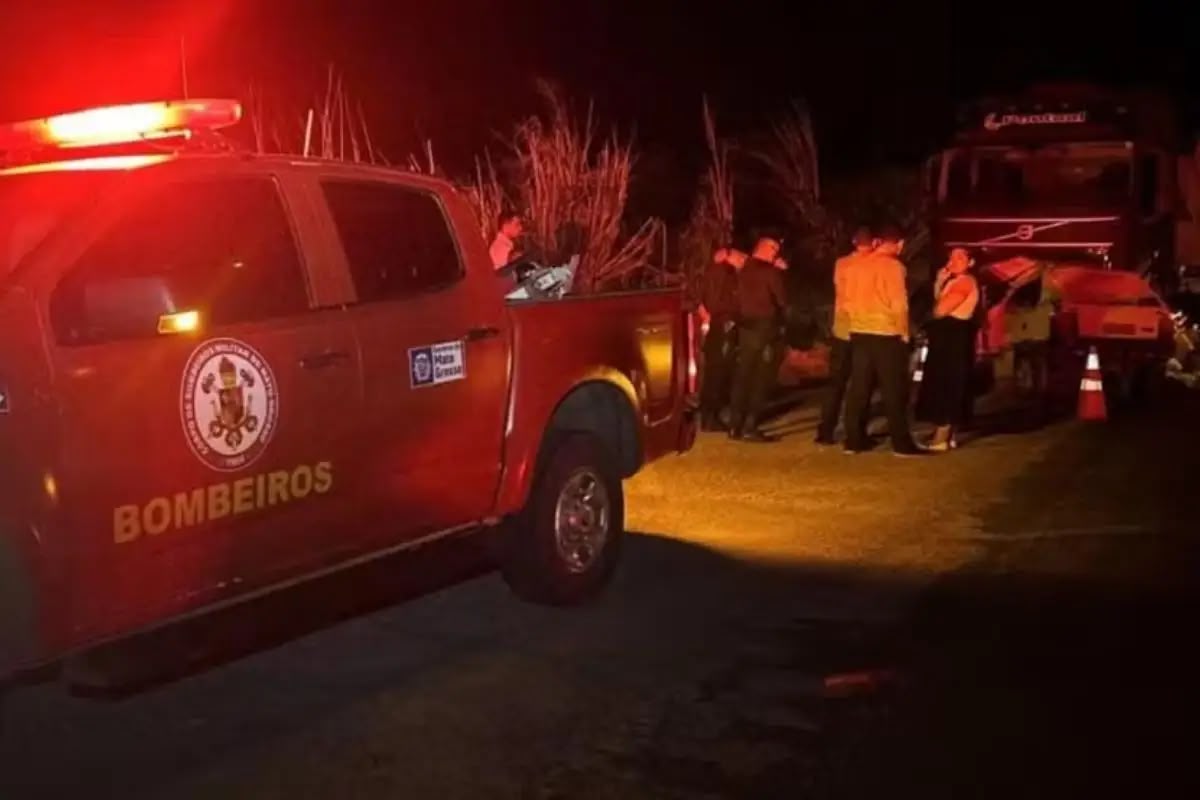 CASAL E TRÊS CRIANÇAS MORREM EM COLISÃO ENTRE FIAT UNO E CARRETA NA MT-140