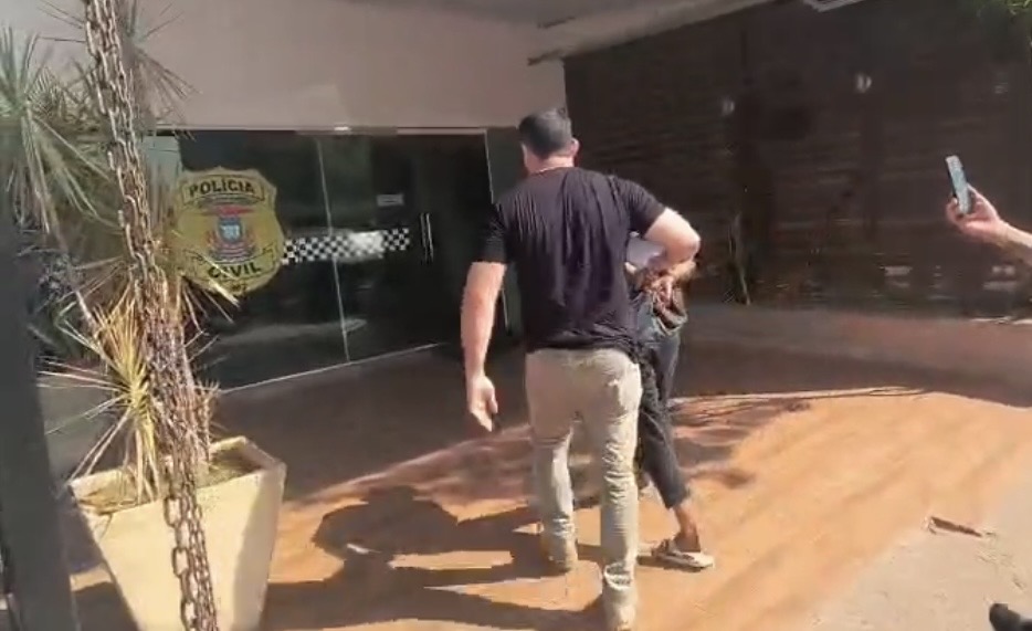 HOMEM É PRESO APÓS FURTAR LOJA E SER ENCONTRADO USANDO TÊNIS LEVADO DO ESTABELECIMENTO EM VG